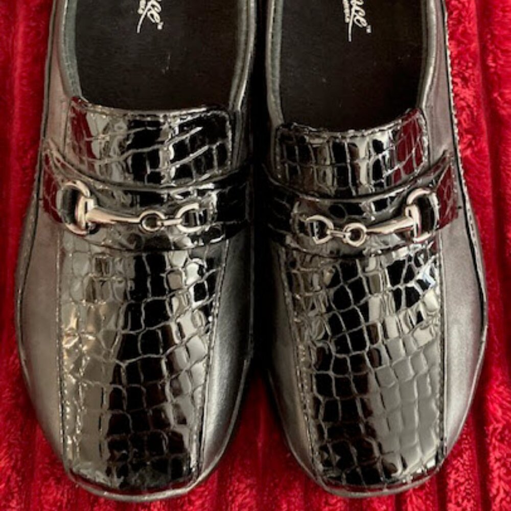 Women's Brand New Leather and Croc Embossing Slip On Loafers Size 7 Medium